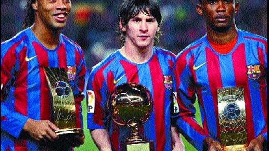 De izquierda a derecha, Ronaldinho, Messi y Eto´o. / albert gea