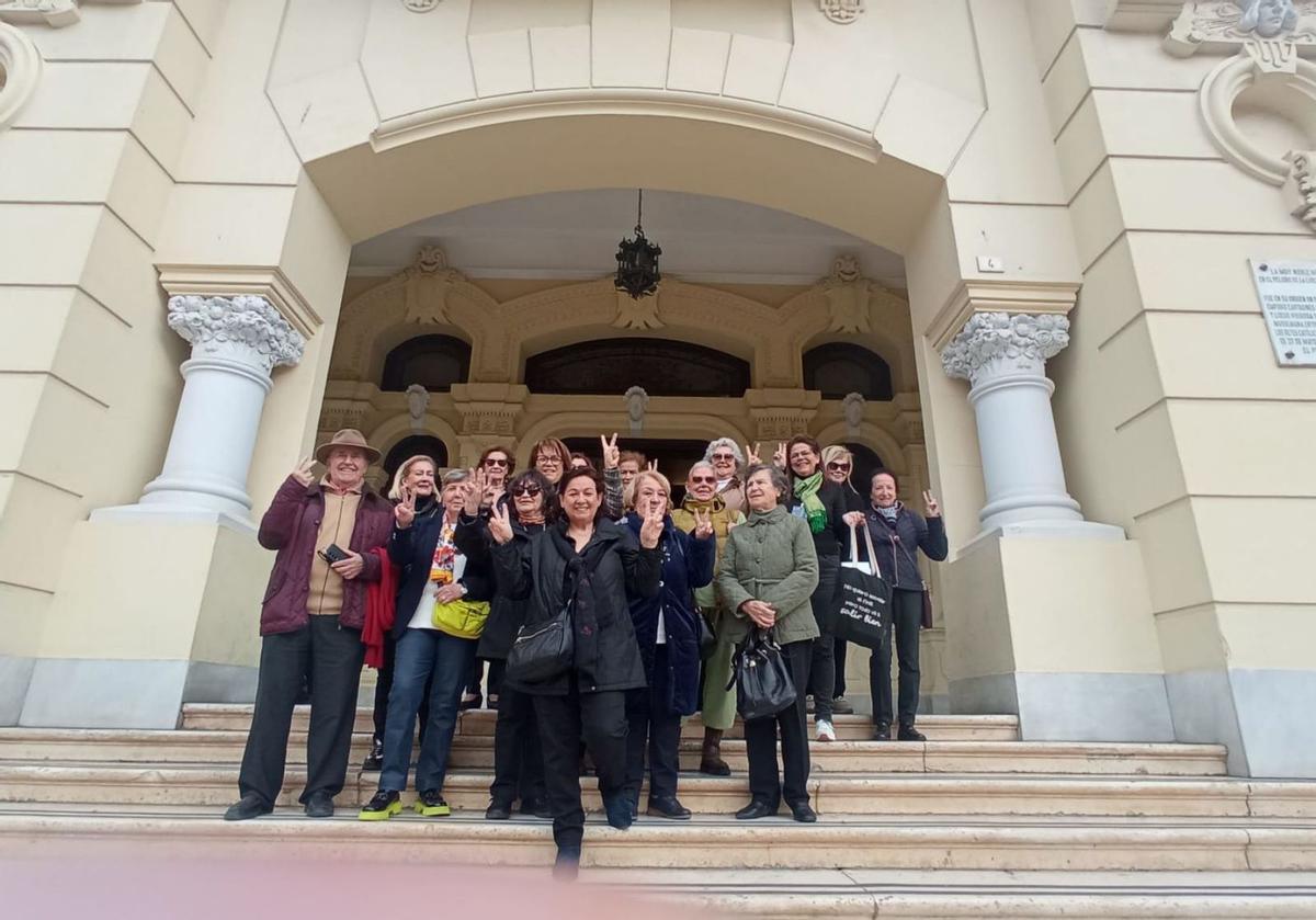 Los vecinos de La Malagueta celebran el acuerdo unánime del pleno el 2 de abril de 2024. | A.V.