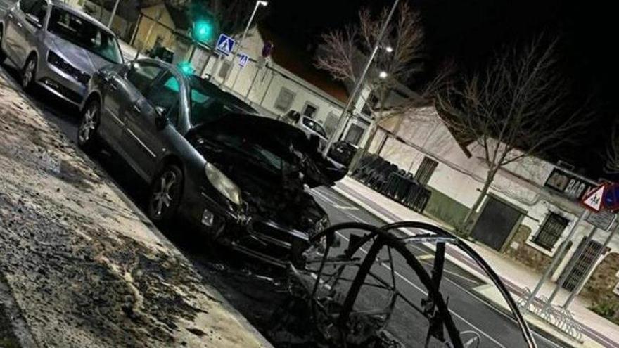 Un coche Minits, calcinado en Cáceres: la Policía Científica investiga las causas del incendio