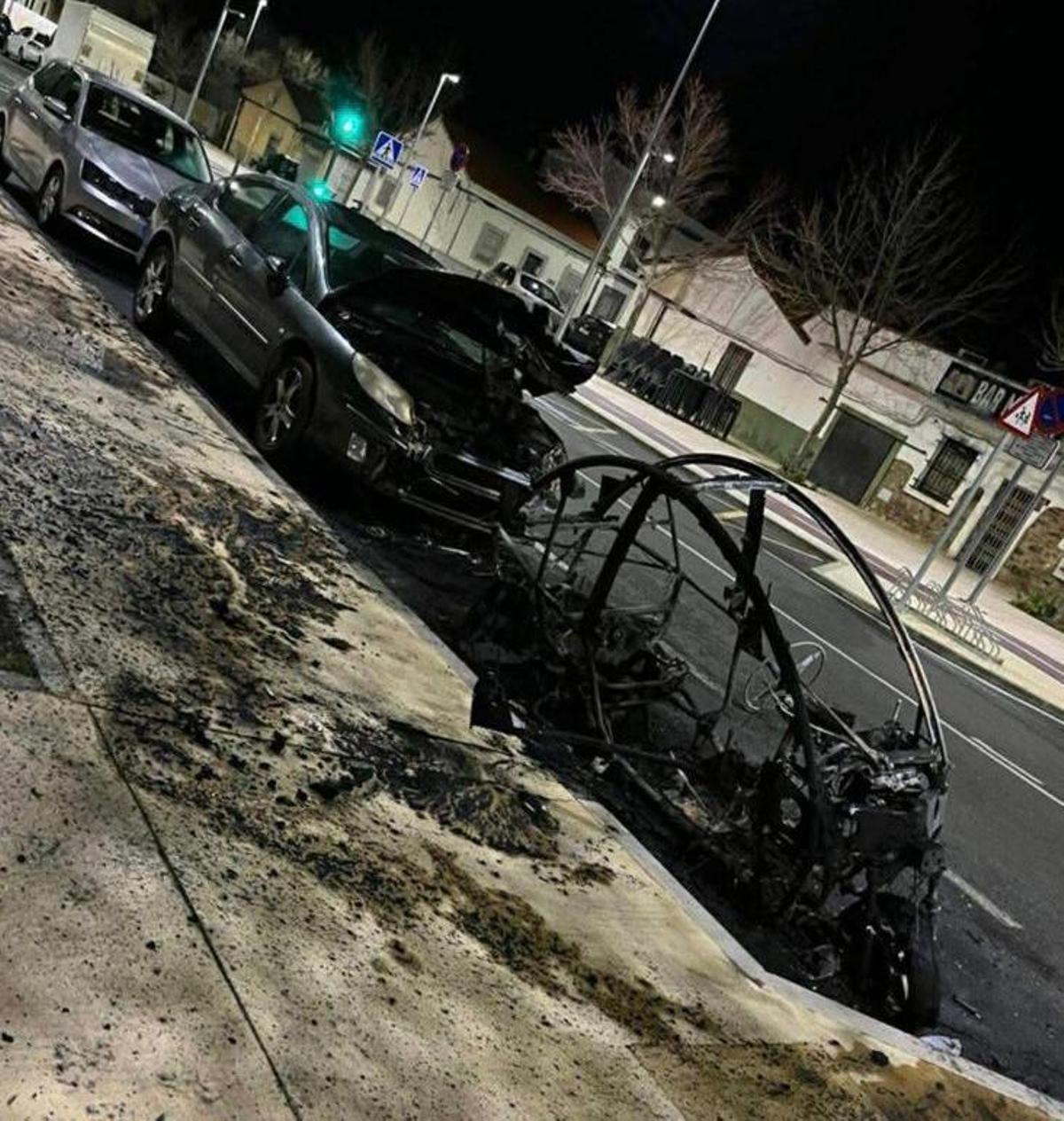Vehículo quemado de la empresa Minits en Cáceres.