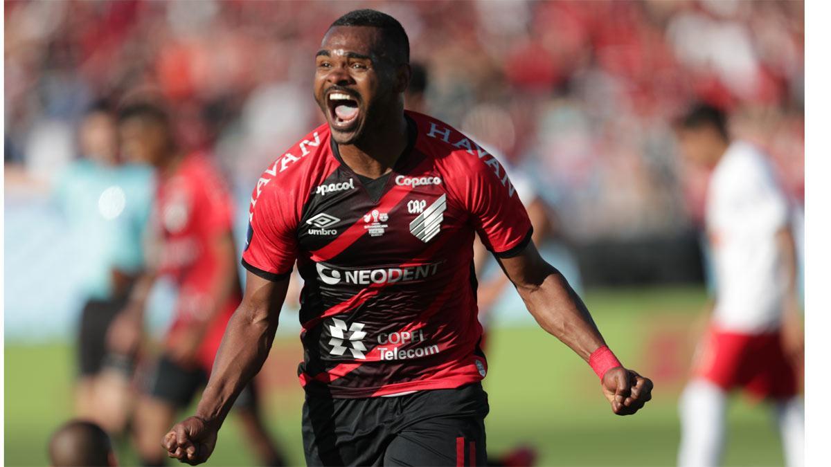 Nikao celebra el gol que dio el título al Ath. Paranaense.