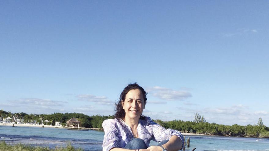 La investigadora compostelana Susana Enríquez, estos días, en la costa mexicana de Cancún.