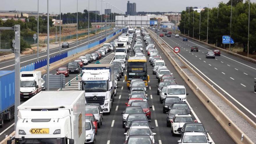 Los viajeros se vuelven a casa por la cancelación de vuelos en el aeropuerto de Manises.  | JM LÓPEZ