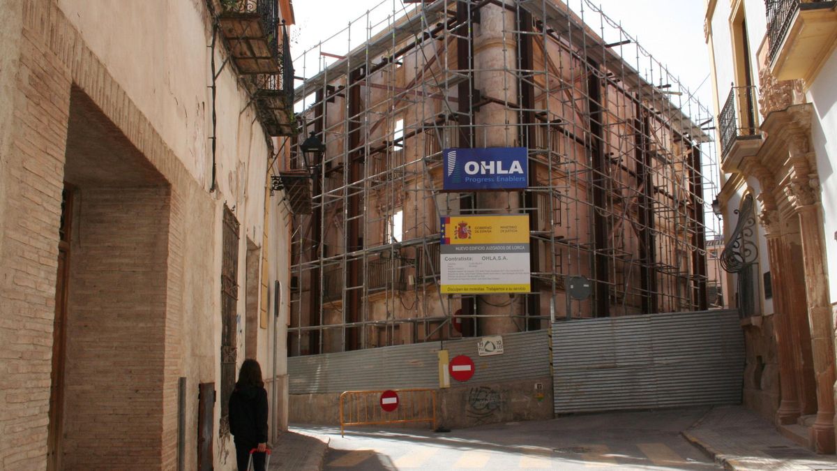 Fachadas ‘apeadas’ del futuro Palacio de Justicia a las que les han colocado nuevos andamios en los últimos días.