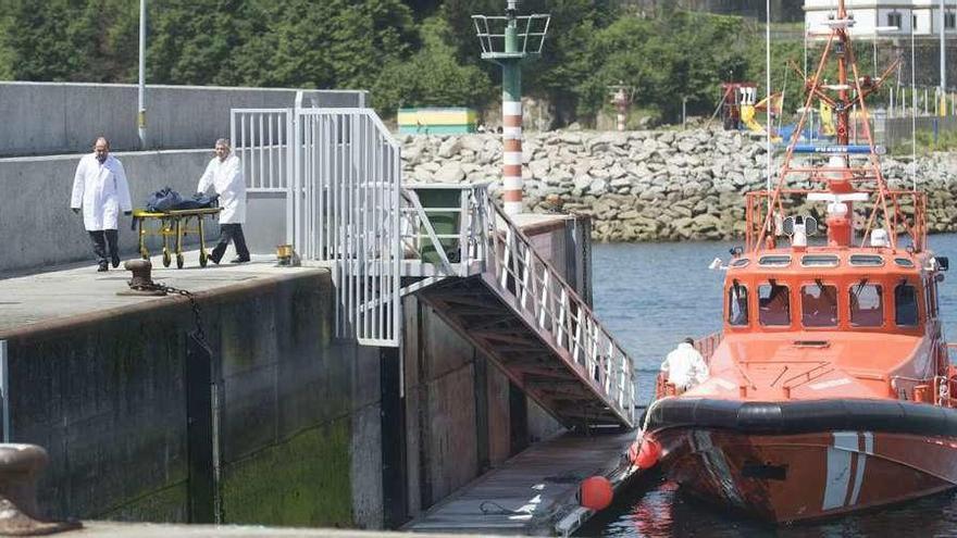 Llegada al puerto de Oza del cuerpo recuperado cerca de Doniños.