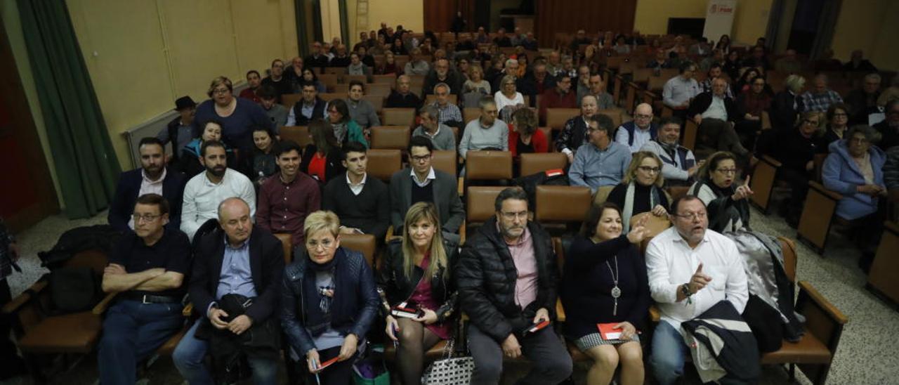 Susana Ros, cuarta por la izquierda en primera fila, durante la asamblea.