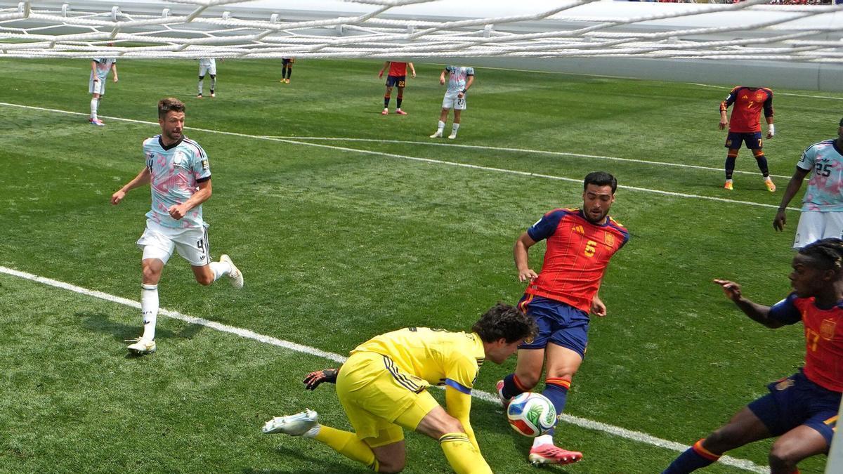 Mikel Merino dispara a portería el balón rechazado por el meta belga Senne Lammens en el partido de Los Ángeles.