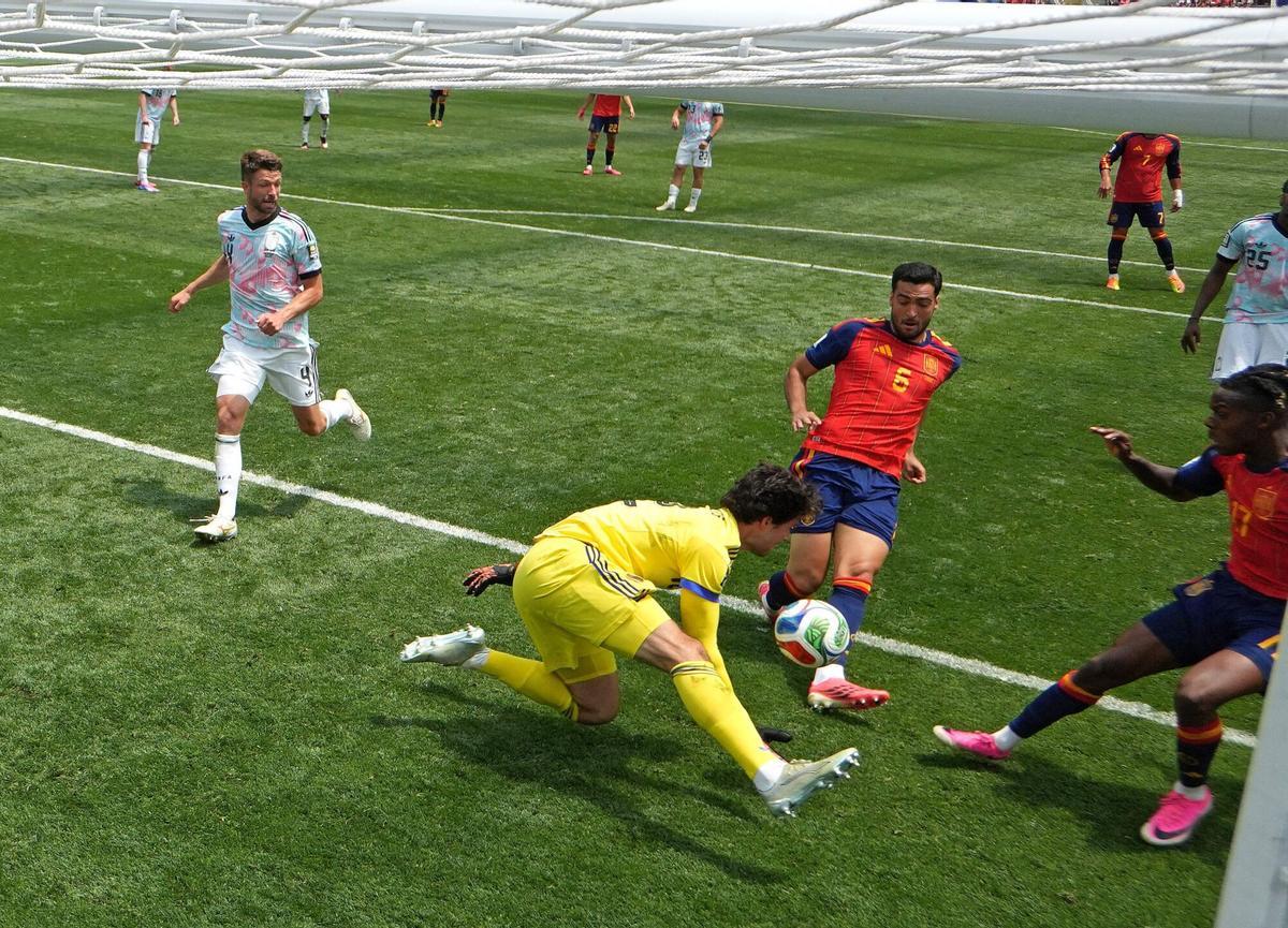 Mikel Merino dispara a portería el balón rechazado por el meta belga Senne Lammens en el partido de Los Ángeles.