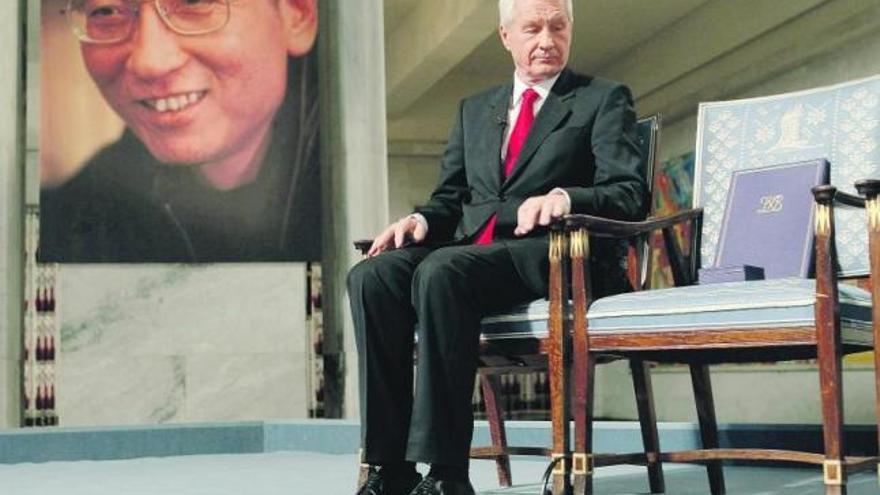 El presidente del Comité Nobel Noruego, Thorbjoern Jagland, mira la silla vacía en la que ayer debía haberse sentado Liu Xiaobo (en la foto).