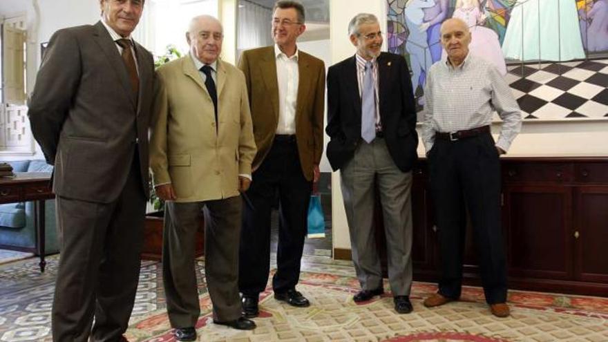 Premios. Francisco Rodríguez con miembros de las dos academias, ayer en la sede de Cajamar.