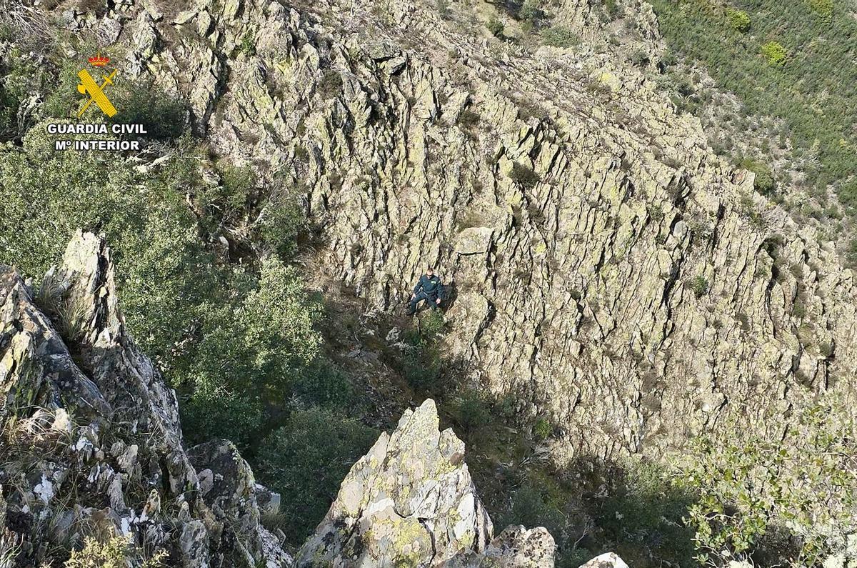 Un agente en la zona donde se busa a Manuel Duarte