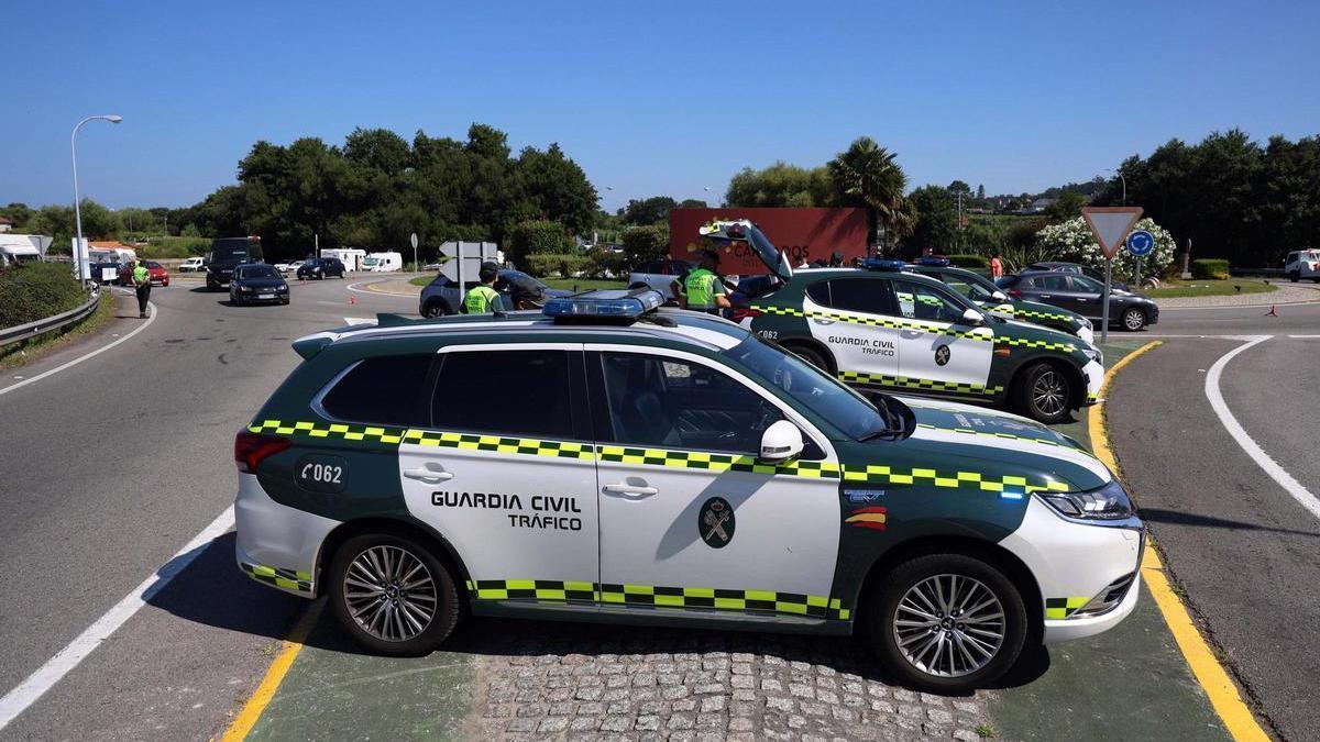 Un control de Tráfico en una Festa do Albariño de Cambados.