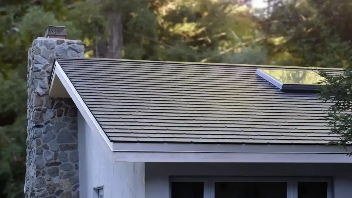 Tejas solares instaladas por Tesla en una vivienda