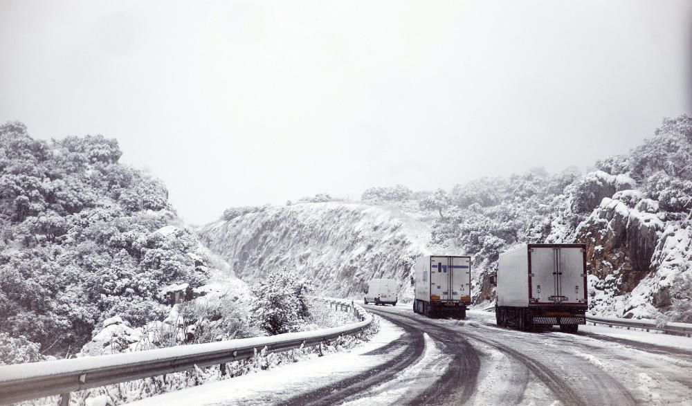 UNA INTENSA NEVADA EN RONDA (MÁLAGA) CIERRA ...