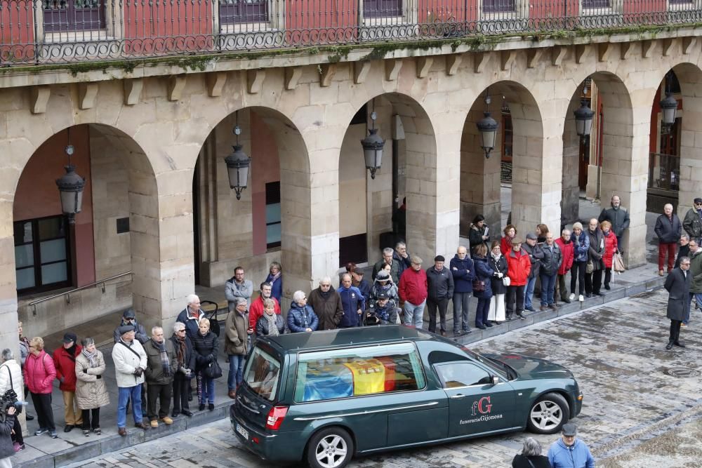 El féretro de Vicente Álvarez Areces llega al Ayuntamiento de Gijón