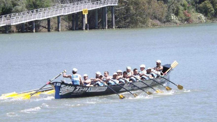 La trainera de Tirán Pereira durante la regata en aguas del Guadalquivir, en Sevilla. // Suso Núñez