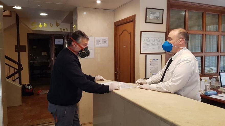 Un trabajador en la recepción del hotel Goya de Alicante.