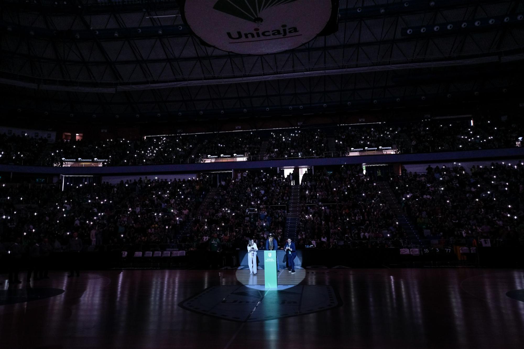 La afición celebra el título de Copa en la previa del Unicaja - Girona