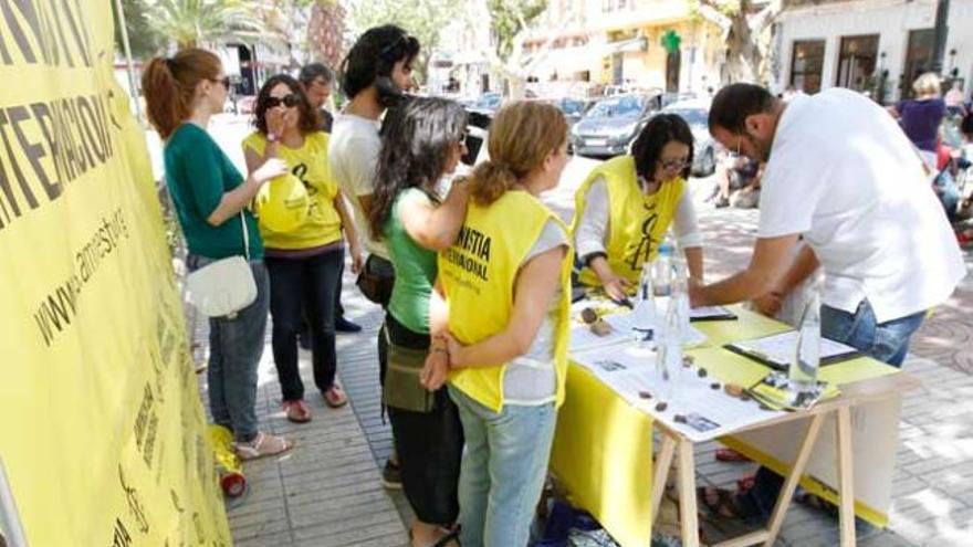 Activistas de Amnistía Internacional en la mesa informativa de Vara de Rey.