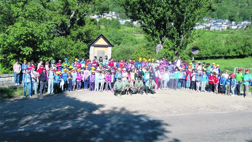 Alumnos de los centros de enseñanza de Infantil y Primaria de la zona, junto a profesores y agentes medioambientales, posan en el Parque, con San Martín de Castañeda, al fondo.