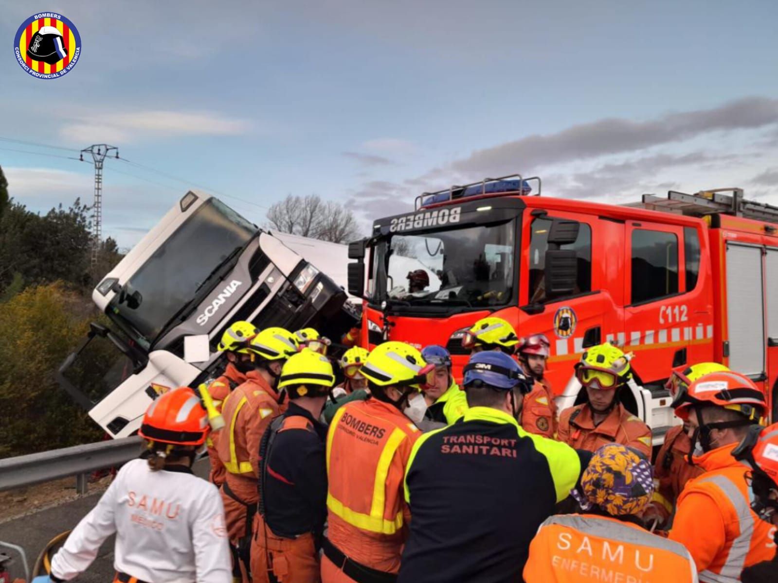 Fallece el conductor de un camión tras un brutal choque en la A-35 a la altura de Vallada