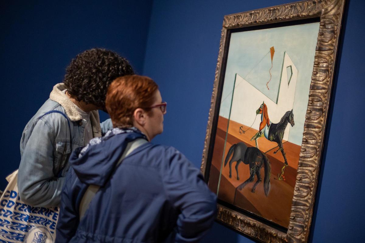 Visitantes en la muestra.