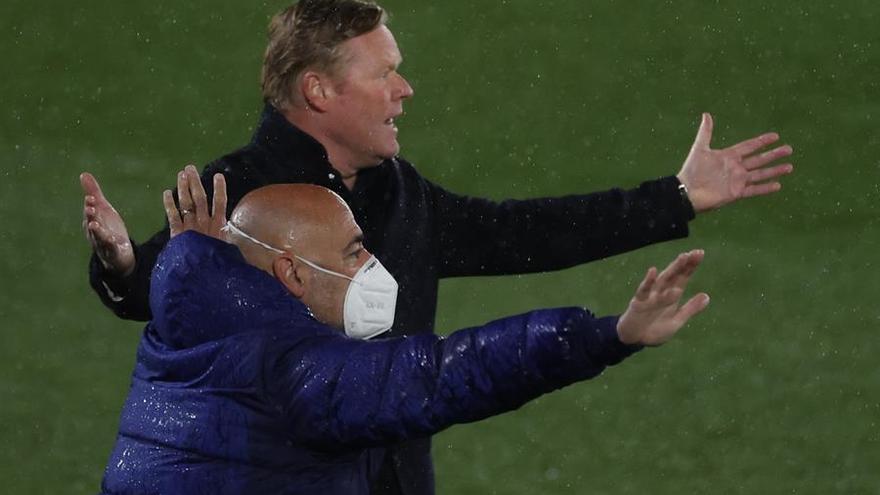 Ronald Koeman protesta la decisión de Gil Manzano de no conceder penalti.