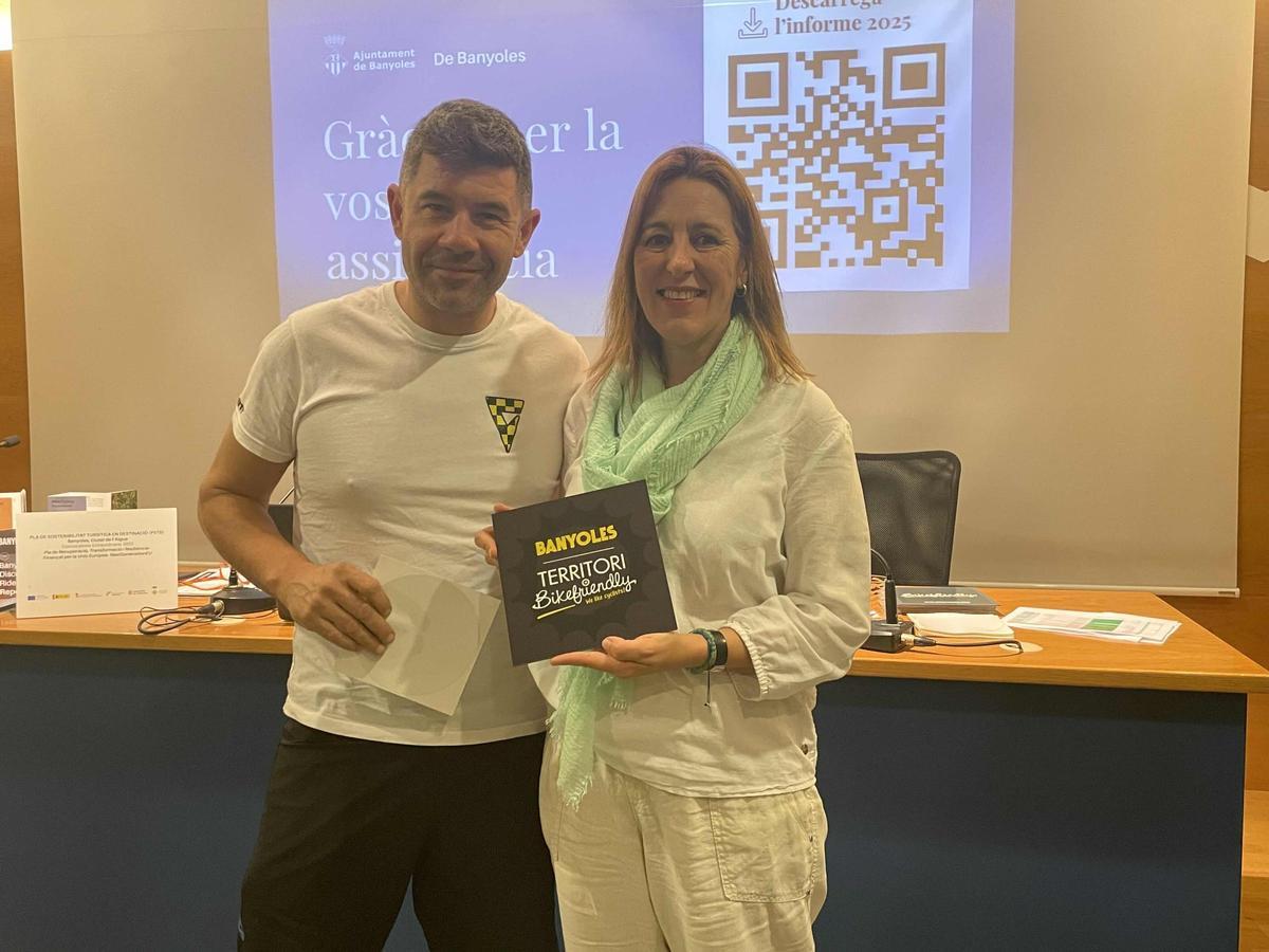 La regidora Anna Tarafa fent entrega del certificat a un dels negocis de Banyoles que han rebut aquest segell.