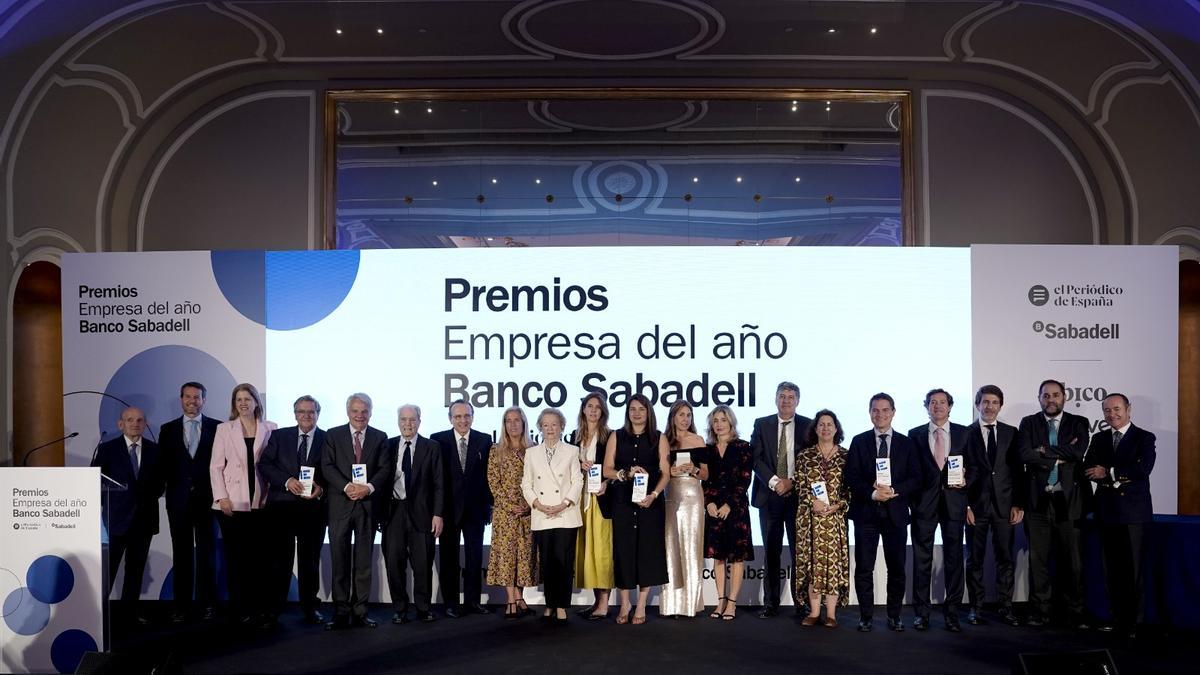 De izquierda a derecha, Francisco Vallejo, presidente del Consejo Consultivo Sabadell Urquijo; Eduardo Currás, director general adjunto y director de Banca de Empresas del Banco Sabadell; Mar Perrote, directora de Seguridad, Medioambiente y Calidad de Moeve; Miguel Ferrandis, director general corporativo de Acerinox; Ignacio Garralda, presidente de Mutua Madrileña; Antonio Garrigues Walker, presidente de honor de Garrigues; Javier Moll, presidente de Prensa Ibérica; Rocío Albert López-Ibor, consejera de Economía, Hacienda y Empleo de la Comunidad de Madrid; Arantza Sarasola, vicepresidenta de Prensa Ibérica; Victoria Hierro, directora de Financiación Corporativa de Ence; Noelia Màrquez Alfaya, CEO y cofundadora de VEnvirotech; María Carpintero, vicepresidenta ejecutiva de Grupo Ortiz; Ainhoa Moll, directora editorial y adjunta a la Presidencia de Prensa Ibérica; José Manuel Candela, director general adjunto y director territorial Centro del Banco Sabadell; Blanca Hernández, presidenta y fundadora de tuTecho; David Hernández, CEO y fundador de Pangea; Miguel Paradinas, director general Corporativo y de Comunicación de Técnicas Reunidas; Sergi Guillot, director general de Prensa Ibérica; Armando Huerta, director de ‘El Periódico de España’, y Cristóbal Paredes, director general y director de Banca Corporativa del Banco Sabadell.