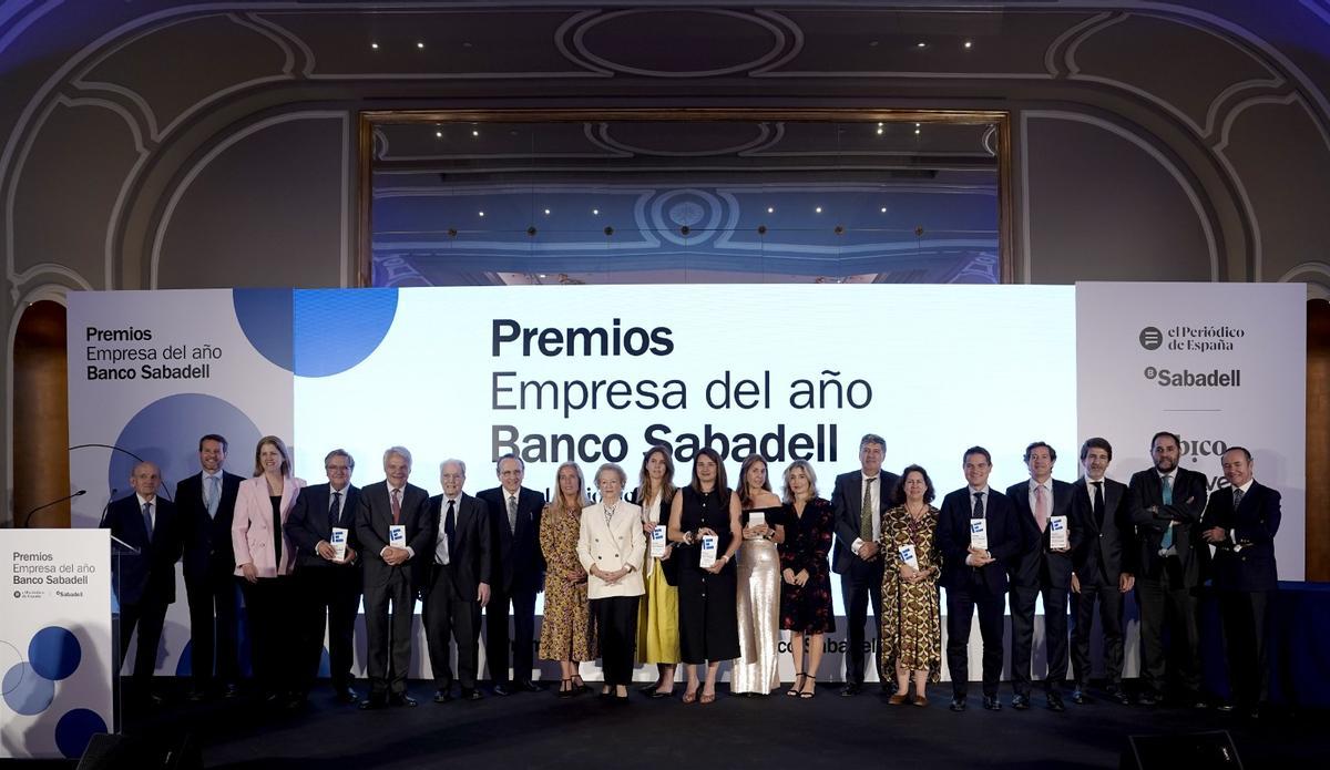 De izquierda a derecha, Francisco Vallejo, presidente del Consejo Consultivo Sabadell Urquijo; Eduardo Currás, director general adjunto y director de Banca de Empresas del Banco Sabadell; Mar Perrote, directora de Seguridad, Medioambiente y Calidad de Moeve; Miguel Ferrandis, director general corporativo de Acerinox; Ignacio Garralda, presidente de Mutua Madrileña; Antonio Garrigues Walker, presidente de honor de Garrigues; Javier Moll, presidente de Prensa Ibérica; Rocío Albert López-Ibor, consejera de Economía, Hacienda y Empleo de la Comunidad de Madrid; Arantza Sarasola, vicepresidenta de Prensa Ibérica; Victoria Hierro, directora de Financiación Corporativa de Ence; Noelia Màrquez Alfaya, CEO y cofundadora de VEnvirotech; María Carpintero, vicepresidenta ejecutiva de Grupo Ortiz; Ainhoa Moll, directora editorial y adjunta a la Presidencia de Prensa Ibérica; José Manuel Candela, director general adjunto y director territorial Centro del Banco Sabadell; Blanca Hernández, presidenta y fundadora de tuTecho; David Hernández, CEO y fundador de Pangea; Miguel Paradinas, director general Corporativo y de Comunicación de Técnicas Reunidas; Sergi Guillot, director general de Prensa Ibérica; Armando Huerta, director de ‘El Periódico de España’, y Cristóbal Paredes, director general y director de Banca Corporativa del Banco Sabadell.