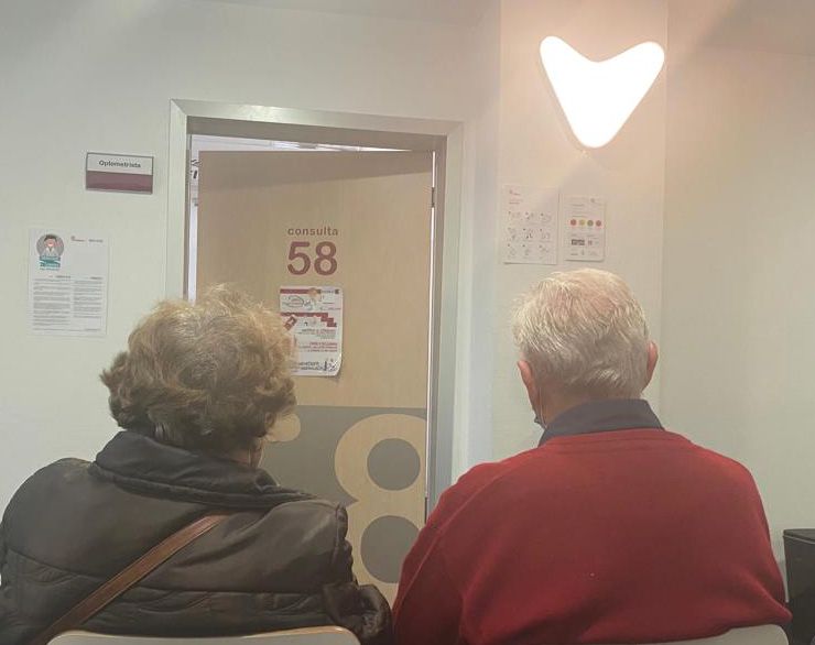 Avisos luminosos a la entrada de una consulta para avisar del turno a los pacientes del Hospital del Vinalopó.