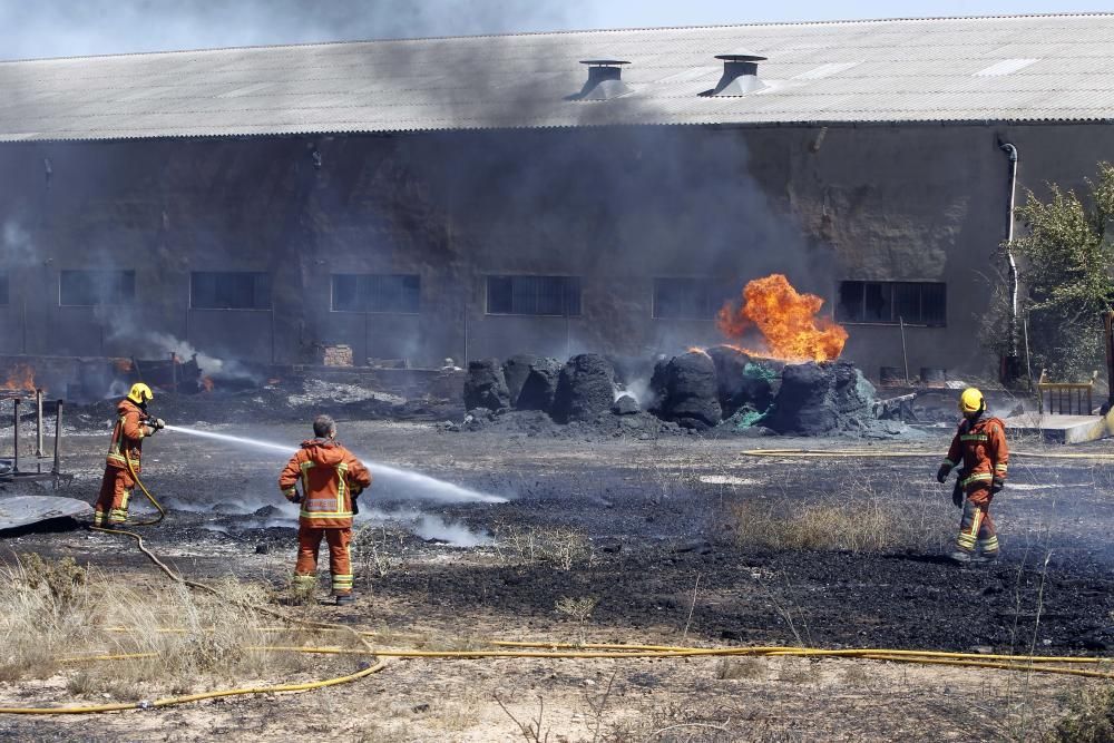 Incendio en el polígono Fuente del Jarro