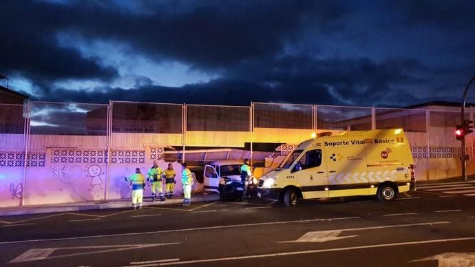 Un siniestro entre dos vehículos provoca cuantiosos daños en el Colegio Cisneros de La Laguna