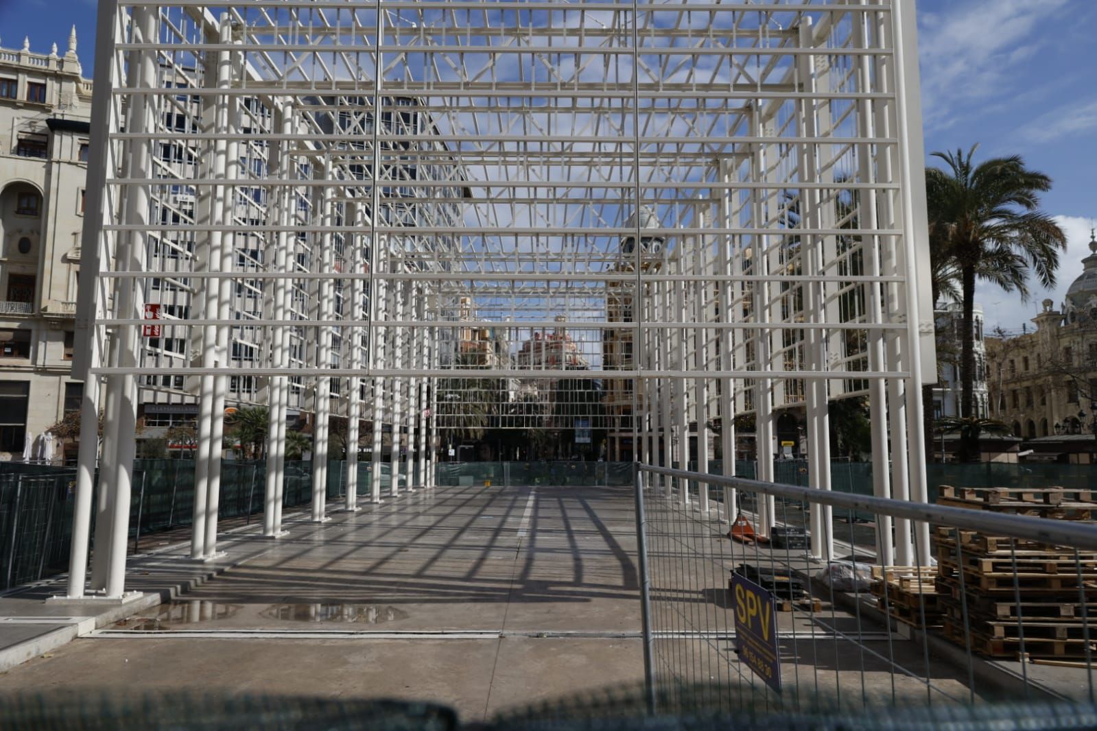 La jaula de la mascletà coge músculo en la plaza del Ayuntamiento