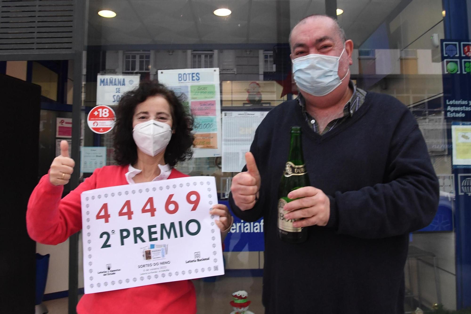 Loteros que repartieron el premio en la plaza de Lugo de A Coruña