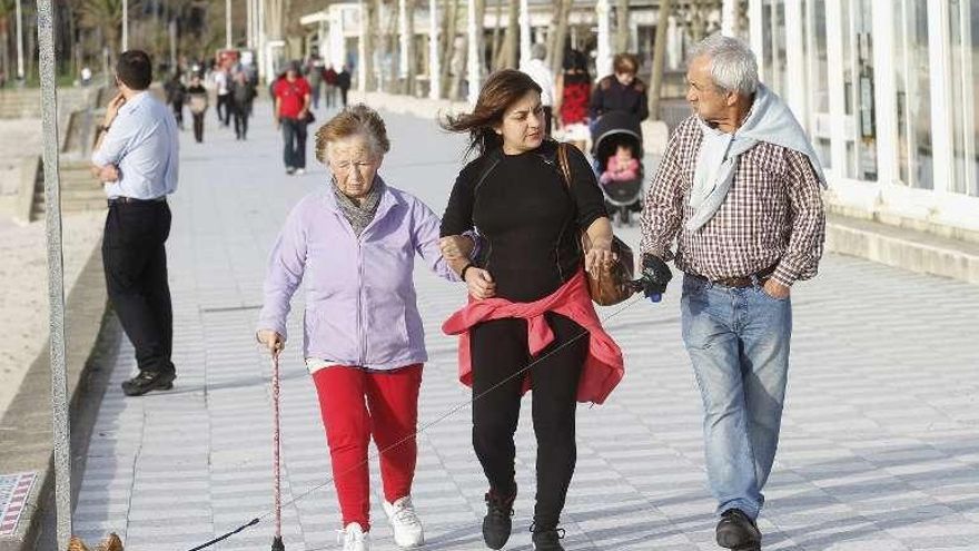 El calor animó ayer a algunos vecinos a acercarse a Samil. // A. Irago