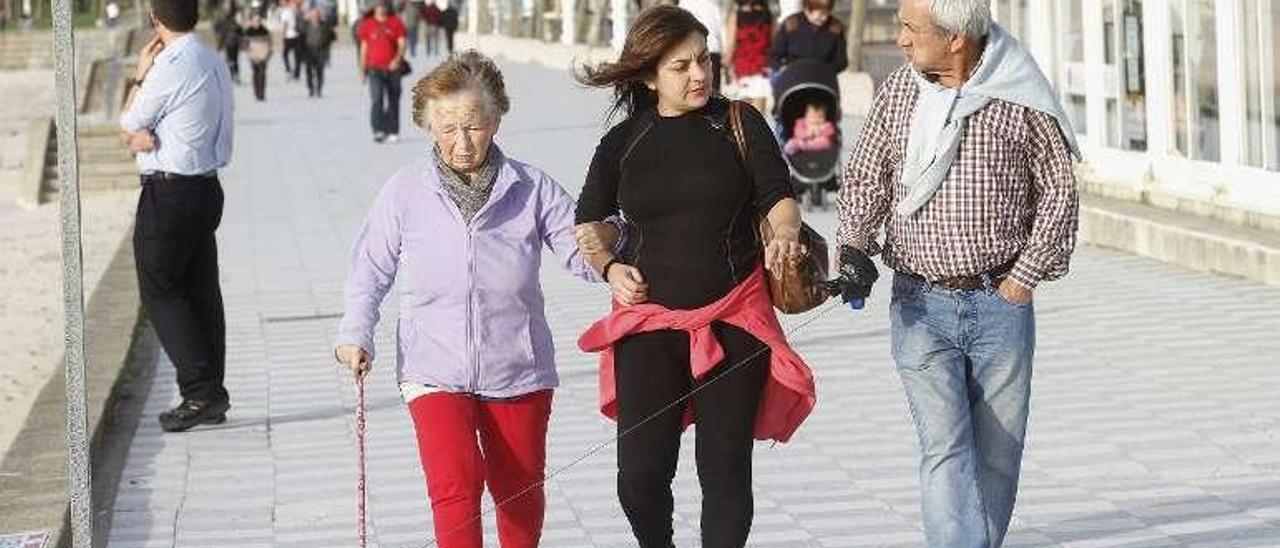 El calor animó ayer a algunos vecinos a acercarse a Samil. // A. Irago