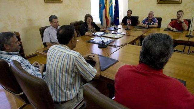 Representantes de los clubes deportivos del concejo, ayer, en el Consistorio con la edil de Deportes.