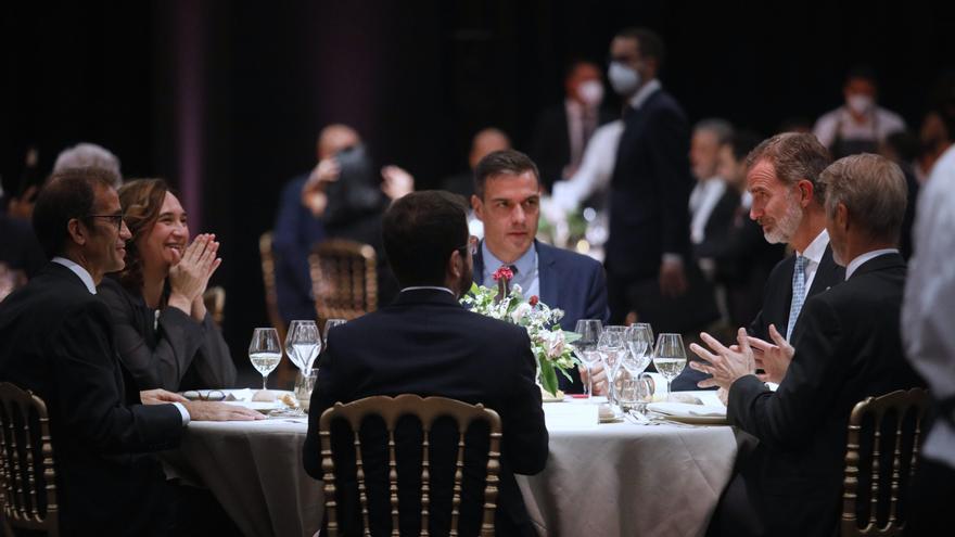 Aragonès no saluda al Rey pero comparte mesa con él y con Sánchez en la cena del MWC