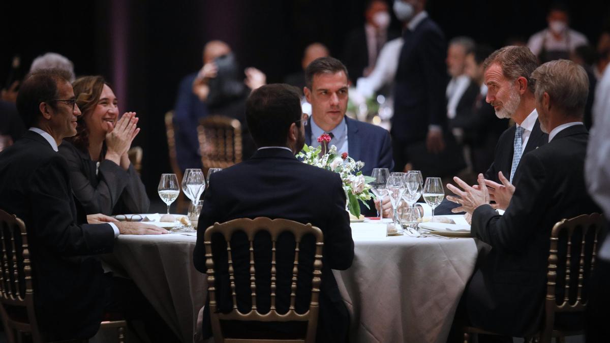 Felipe VI, Pedro Sánchez y Pere Aragonès, en la misma mesa en la cenal del MWC.