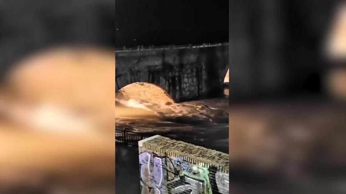 El momento en el que el puente romano de Talavera de la Reina se derrumba
