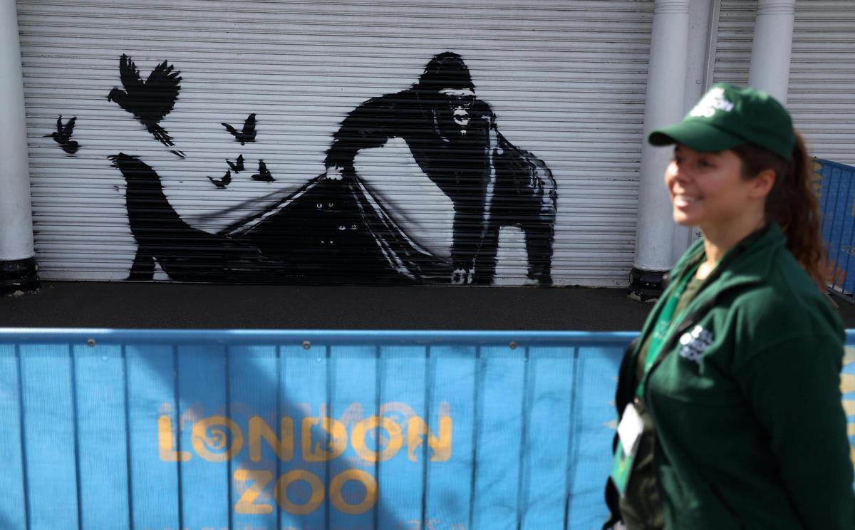 Un gorila, el noveno animal protagonista de la serie Zoo de Londres de Banksy