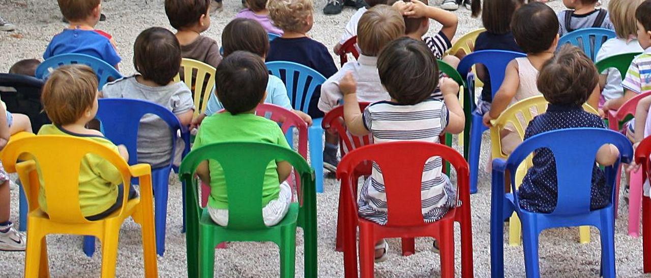 Foto de archivo de alumnado de una escoleta infantil, durante una actividad en el patio del centro.