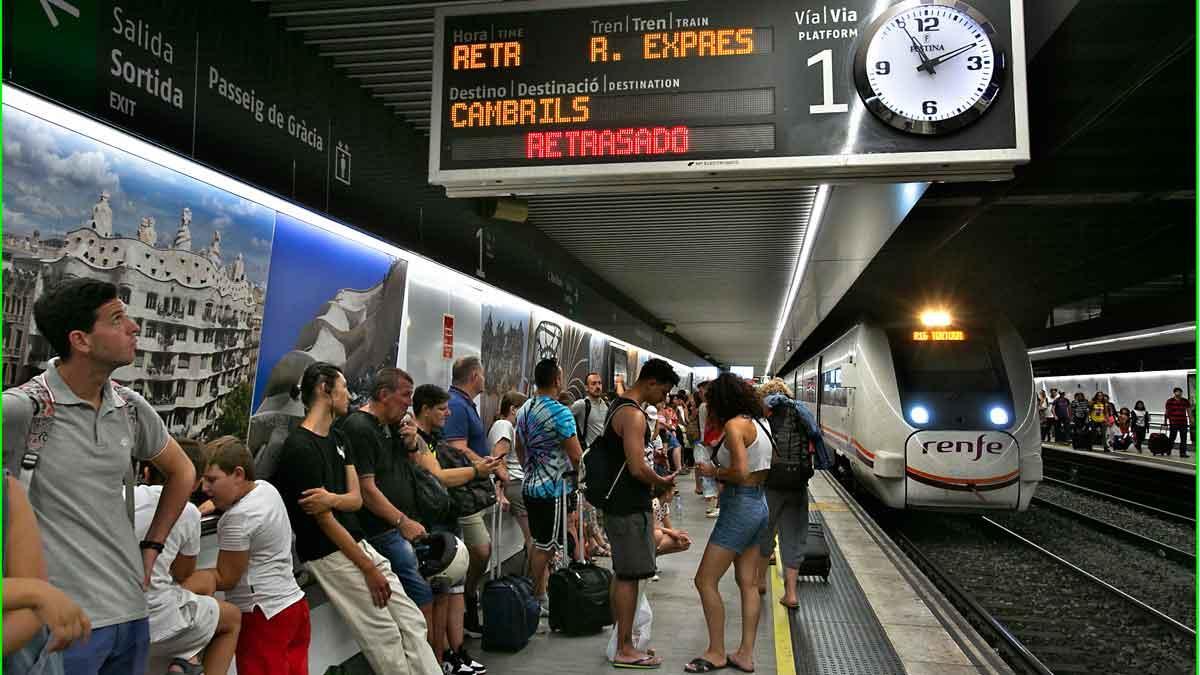 Retrasos de hasta hora y media en ocho líneas de Rodalies por una incidencia en Sants.