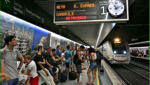aglomeraciones de pasajeros por los retrasos de mas de una hora en rodalies