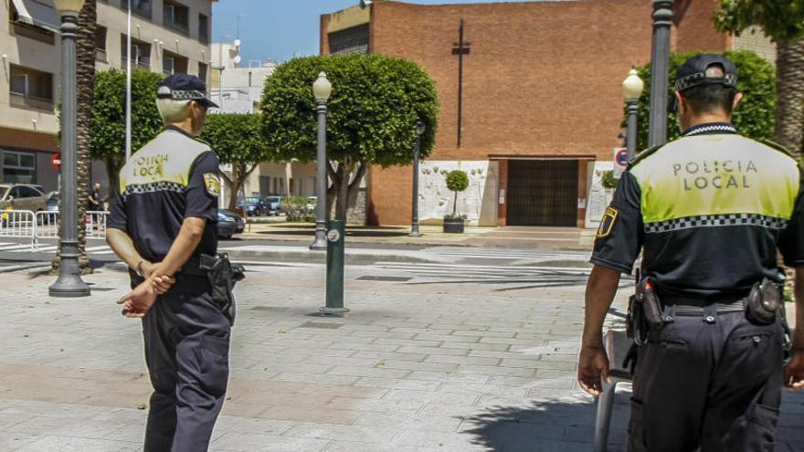 Dos agentes en Torrellano, en una imagen de archivo