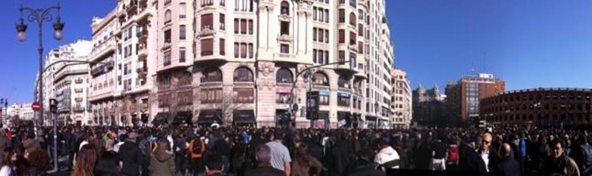 Miles de personas paralizan el centro en una jornada sin policía y sin incidentes