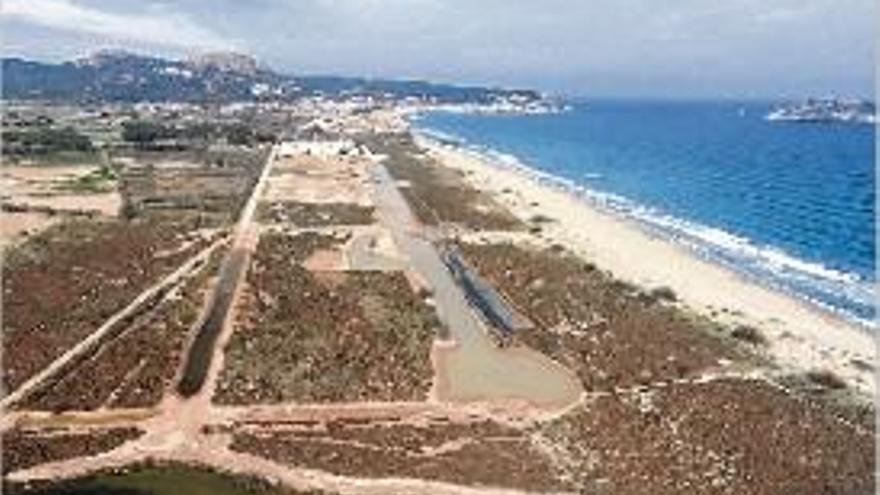 Vista àeria de l&#039;espai restaurat de la Pletera i, al costat, la platja que estava habilitada per als animals de companyia.