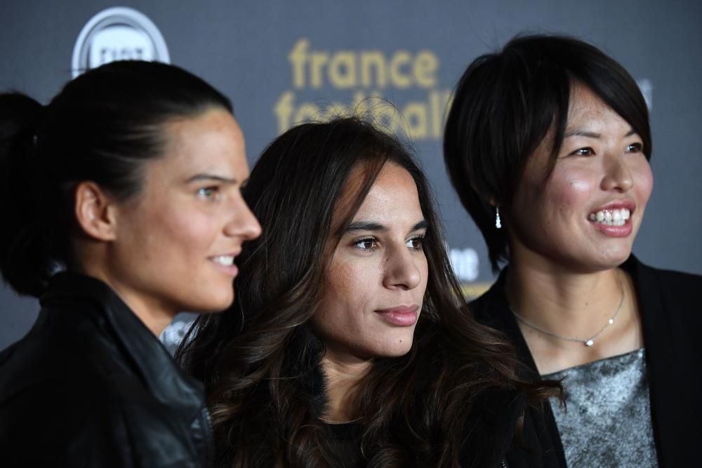 Olympique Lyonnais' French midfielder Amel Majri (C) and Olympique Lyonnais' Japanese midfielder Saki Kumagai (R) pose upon arrival at the 2018 FIFA Ballon d'Or award ceremony at the Grand Palais in Paris on December 3, 2018. - The winner of the 2018 Ballon d'Or will be revealed at a glittering ceremony in Paris on December 3 evening, with Croatia's Luka Modric and a host of French World Cup winners all hoping to finally end the 10-year duopoly of Cristiano Ronaldo and Lionel Messi. (Photo by FRANCK FIFE / AFP)