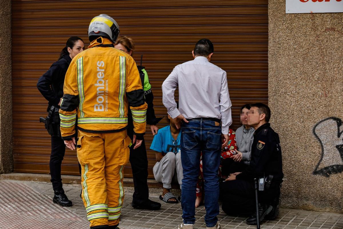 Un incendio provocado por un calefactor obliga a desalojar varias viviendas en Alcoy